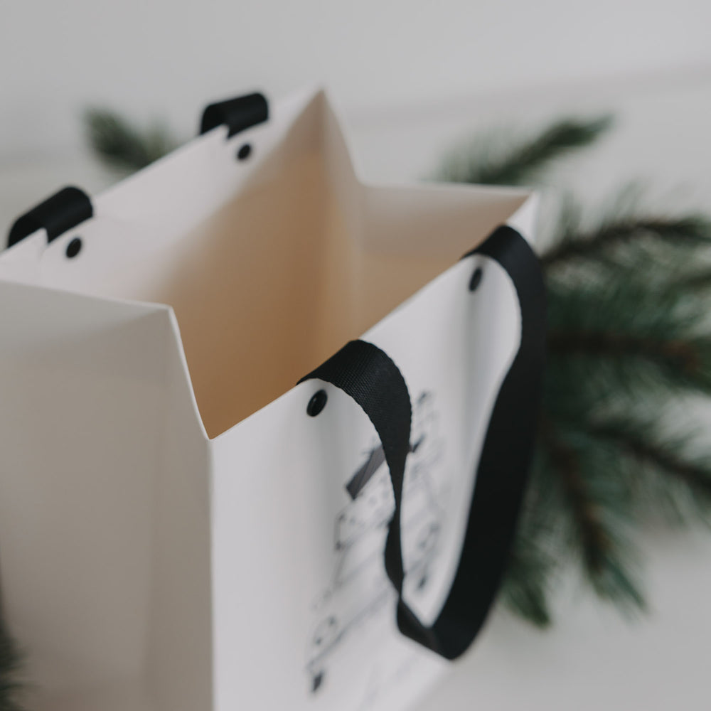 Detail Geschenktüte mit schwarzen Henkeln und stabiler Papierstruktur