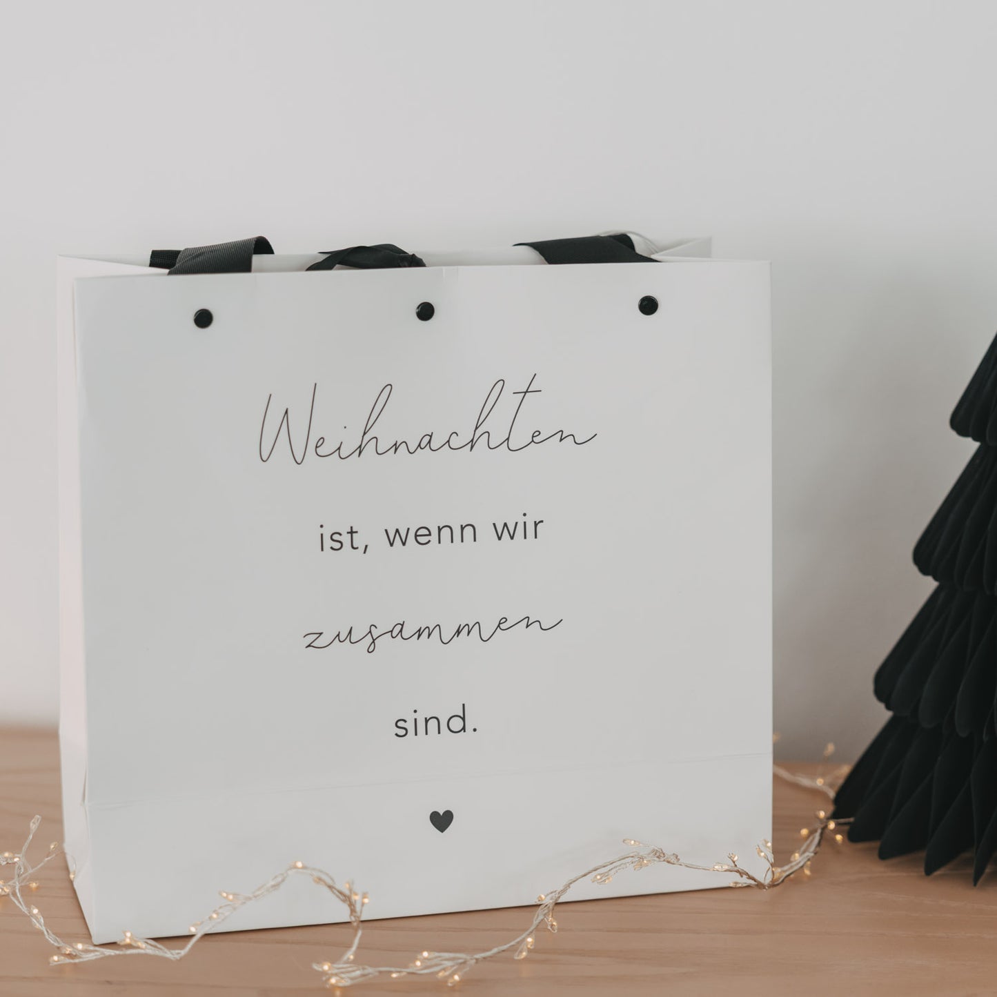 Detail Geschenktüte Weihnachten mit schwarzer Schleife und Papierstruktur