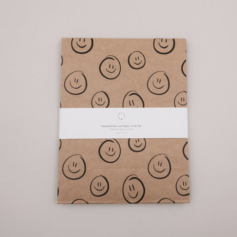 Flach liegendes Set Papier Geschenktüten mit Smiley-Motiv, naturbraun mit schwarzem Druck