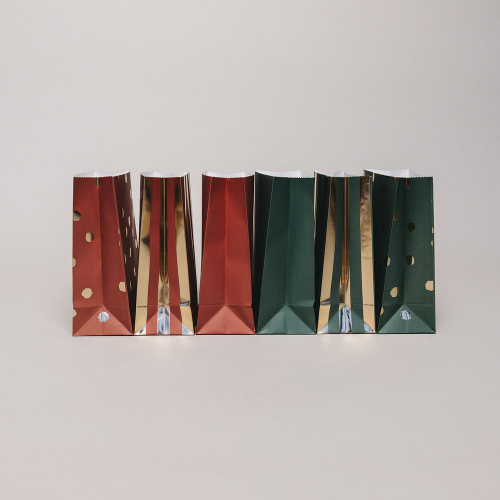 Papier-Geschenktüten Weihnachten in Grün und Rot, Seitenansicht mit goldenen Details