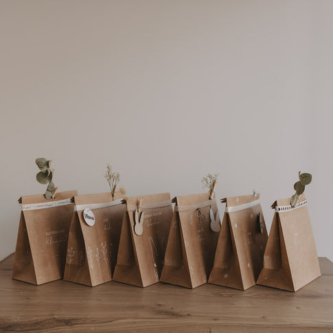 Papier-Geschenktüten Ostern im 6er Set, naturbraun mit Osterhasen, Schriftzügen und Trockenblumen dekoriert