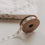 Eulenschnitt Geschenkband Schneeflocken in Beige auf Rolle mit schwarzen Schneeflocken