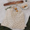 Faltbare Baumwolltasche mit Herzmuster beim Picknick mit Blumen, Zitronen und Baguette