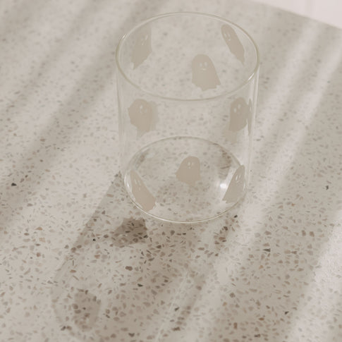Transparentes Vorratsglas mit weißen Geistermotiven für herbstliche Halloween-Deko