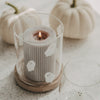 Vorratsglas mit weißen Geistern und brennender Kerze als stimmungsvolle Halloween-Deko