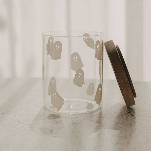 Transparentes Vorratsglas mit Geistermotiven und abgenommenem Holzdeckel