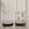 Vorratsglas mit weißen Geistern neben Glas „Süßes oder Saures“, beide mit Holzdeckel