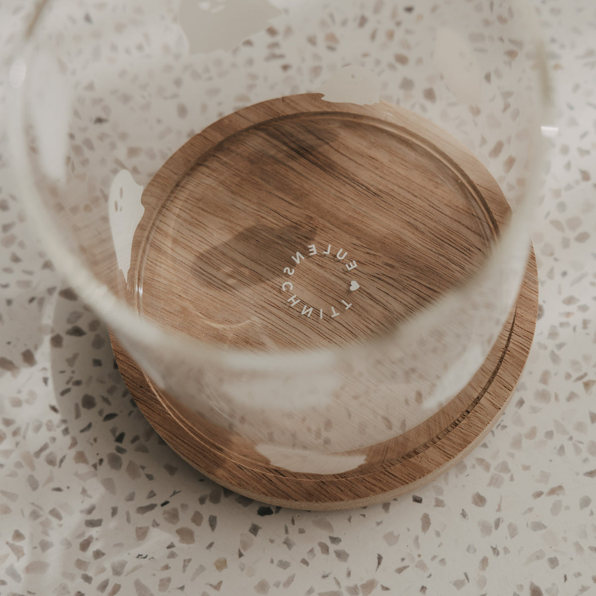 Detailansicht des Vorratsglases mit Geistermotiven und rundem Holzdeckel