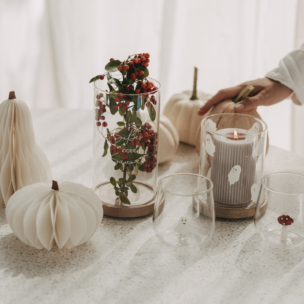 Vorratsglas mit Geistern als Windlicht mit Kerze in herbstlicher Halloween-Dekoration