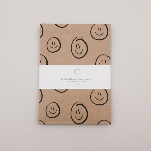 Geschenkbeutel aus Kraftpapier mit Smiley-Motiv im 6er-Set, flach liegend präsentiert