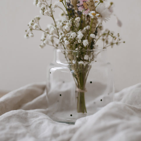 Vase en verre à pois