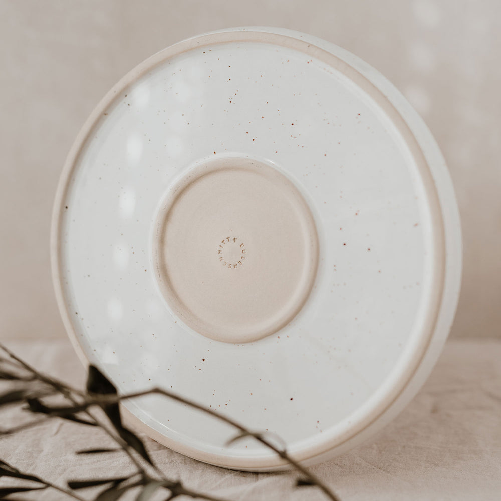 Die Rückseite des Tellers zeigt den naturbelassenen Fuß mit eingeprägtem Eulenschnitt-Logo.