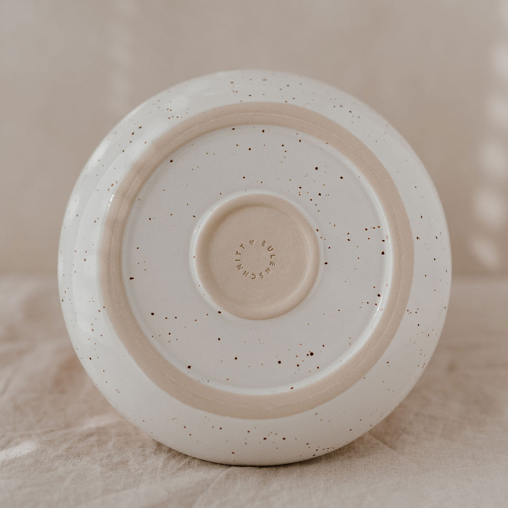 Die Unterseite des tiefen Tellers mit eingeprägtem Eulenschnitt-Logo ist mittig im Bild sichtbar und zeigt einen naturfarbenen, unglasierten Rand.