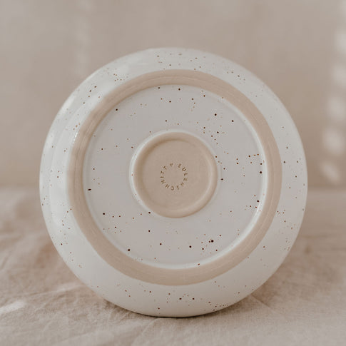 Die Unterseite des tiefen Tellers mit eingeprägtem Eulenschnitt-Logo ist mittig im Bild sichtbar und zeigt einen naturfarbenen, unglasierten Rand.