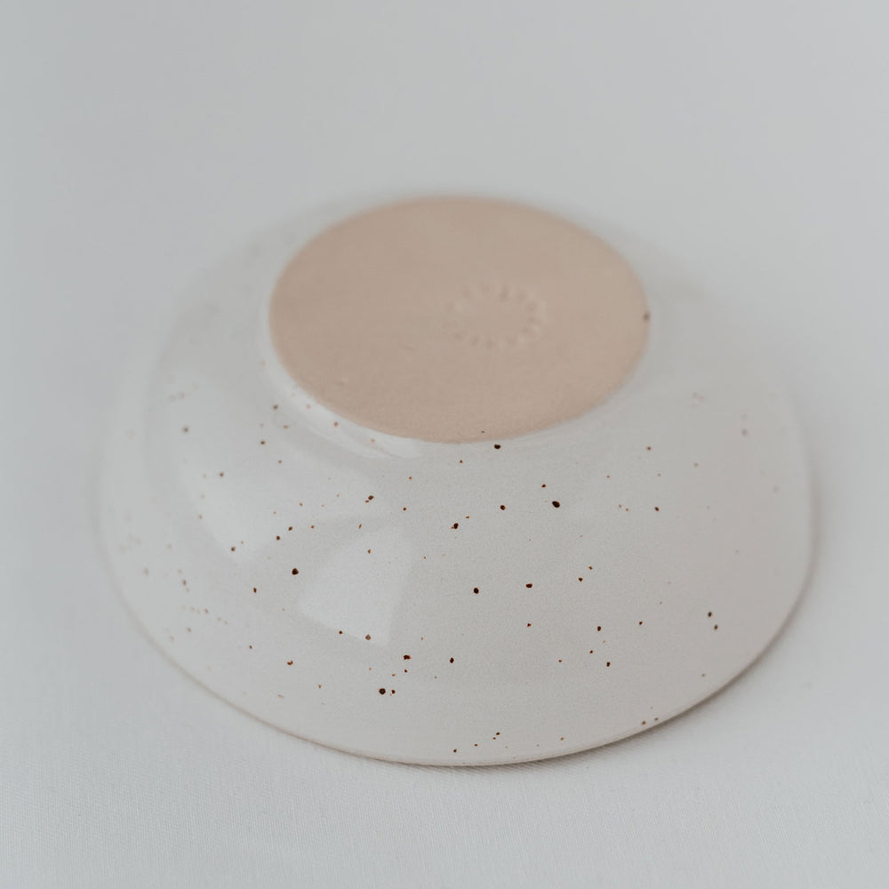 Rückseite einer umgedrehten Schale mit sichtbarem unglasiertem Boden und Eulenschnitt-Prägung.