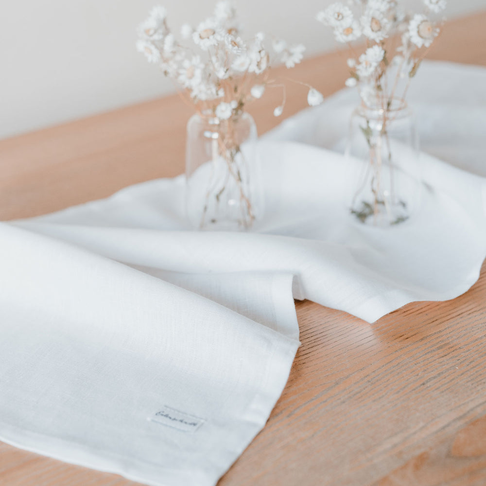 Chemin de table en lin blanc